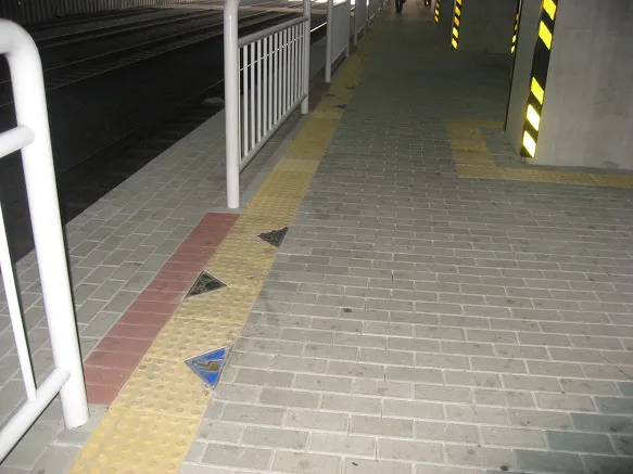 전철 승강장 바닥 QR코드 편집전